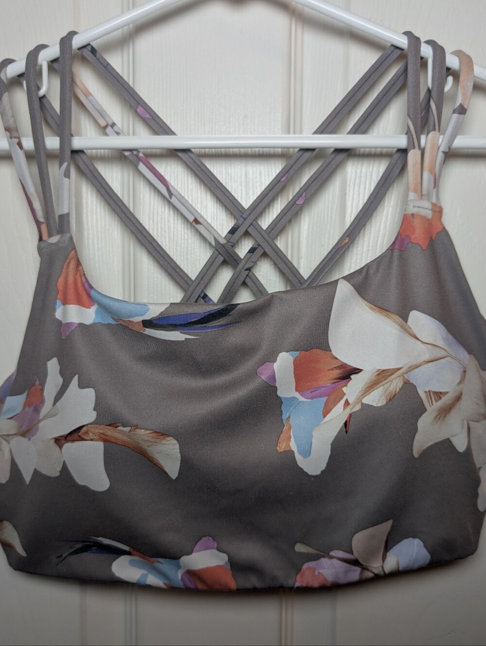 Athleta Women’s Strappy Back Sports Bra Size XL Gray Floral Print Medium Support